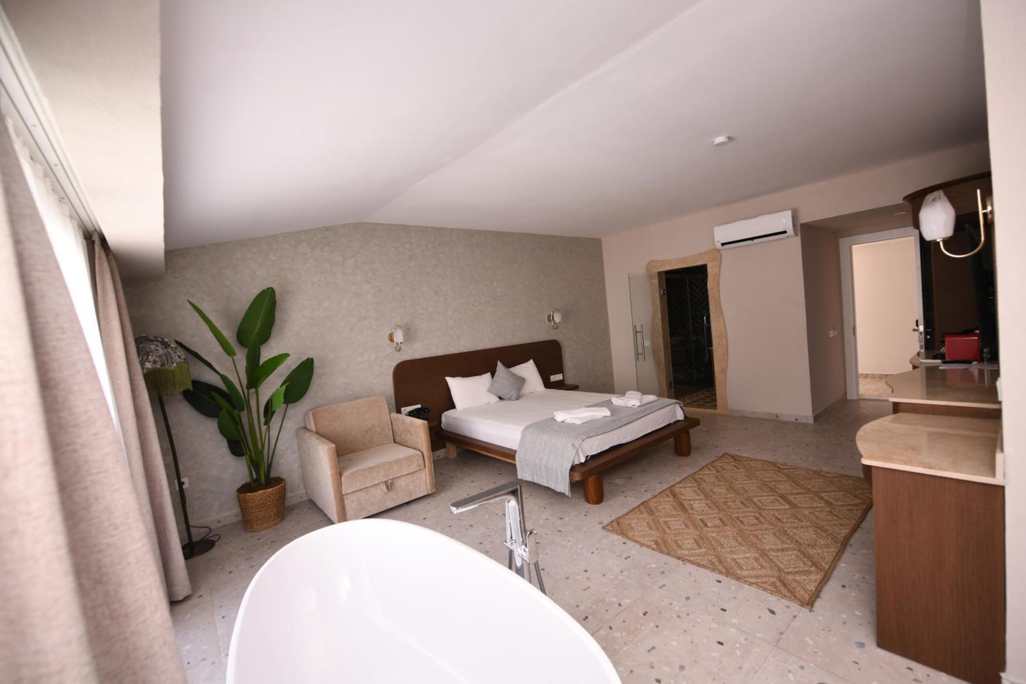 Montebello Deluxe Отель