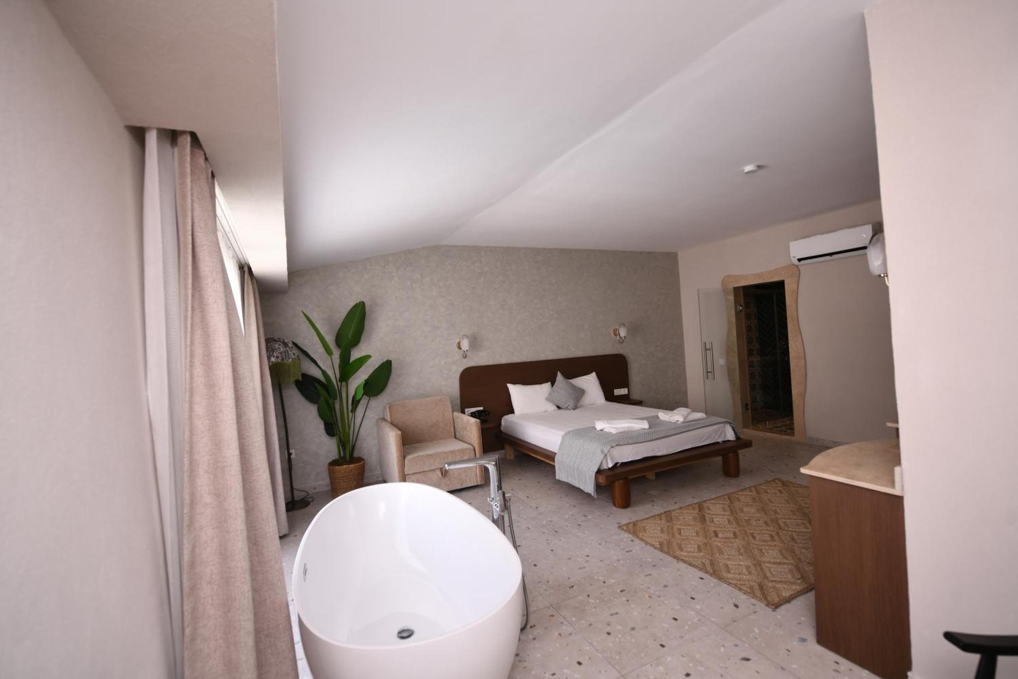 Отель Montebello Deluxe