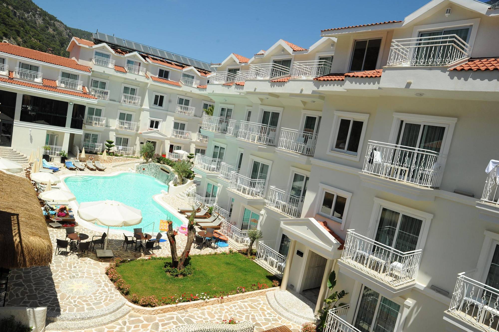 Montebello Deluxe Отель