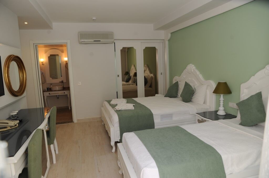 Montebello Deluxe Отель