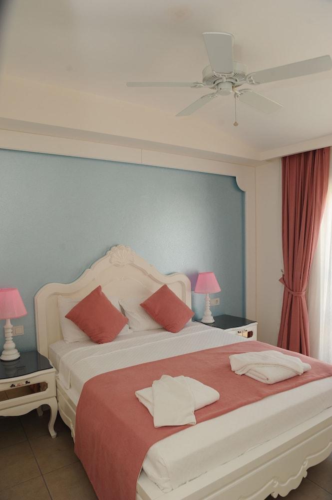 Montebello Deluxe Отель